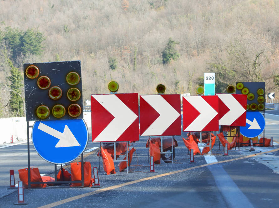 Fornitura e posa segnaletica stradale orizzontale e verticale in Liguria