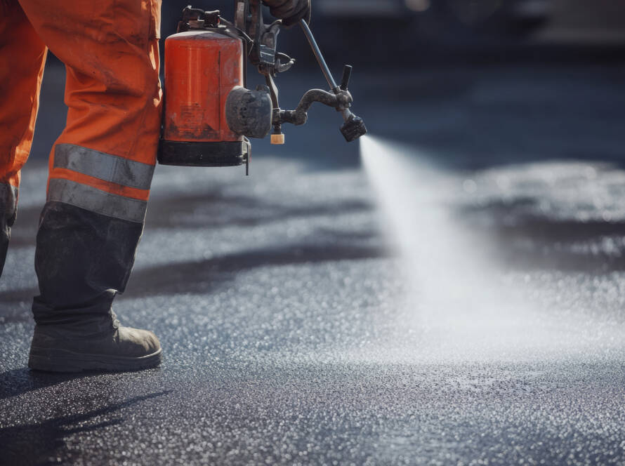 Fornitura e posa segnaletica stradale orizzontale e verticale in Liguria